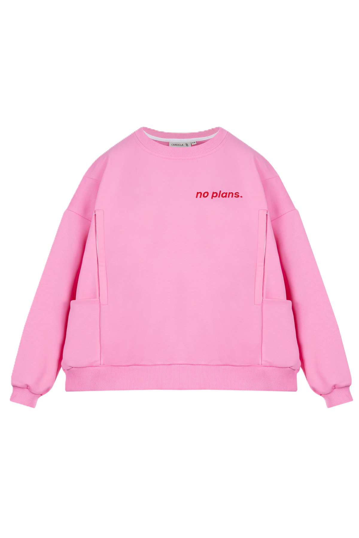 Rozłożona na płasko różowa bluza dresowa typu crewneck z długim rękawem, z ukrytymi panelami ułatwiającymi karmienie i haftem "no plans.".