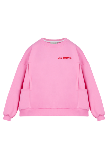 Rozłożona na płasko różowa bluza dresowa typu crewneck z długim rękawem, z ukrytymi panelami ułatwiającymi karmienie i haftem "no plans.".