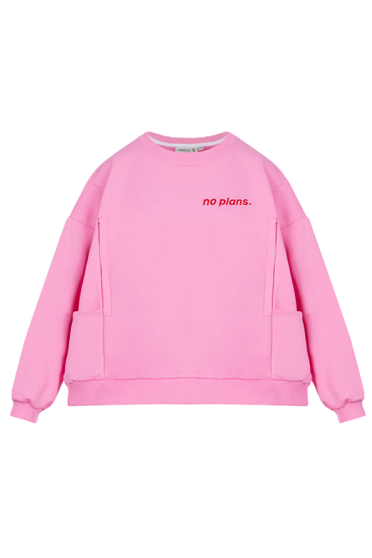 Rozłożona na płasko różowa bluza dresowa typu crewneck z długim rękawem, z ukrytymi panelami ułatwiającymi karmienie i haftem "no plans.".