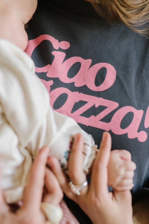 Zbliżenie na materiał i różowy nadruk Ciao Ragazza antracytowej bluzy damskiej bez kaptura, detal grafiki na odzieży lifestylowej.