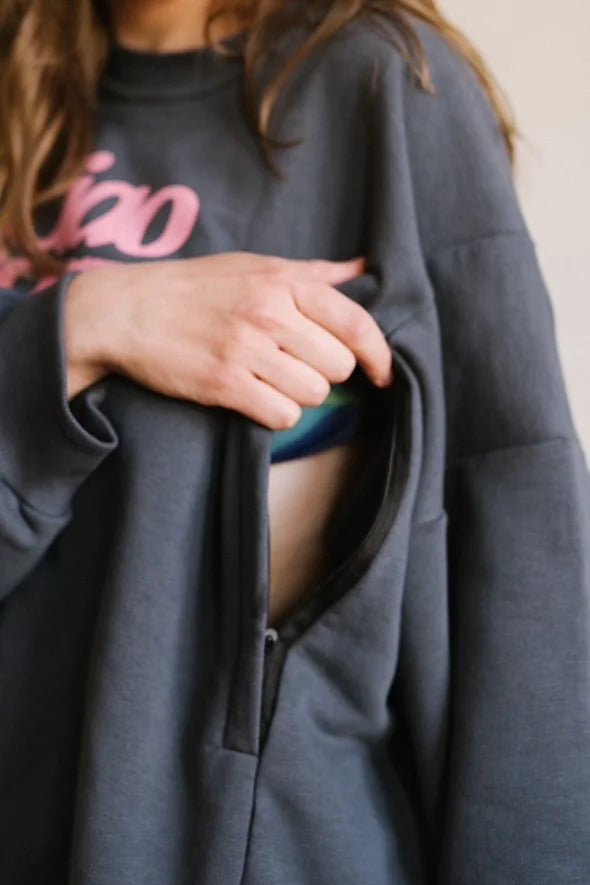 Rozpięty ukryty zamek do karmienia z boku antracytowej bluzy Melanie z różowym napisem Ciao Ragazza
