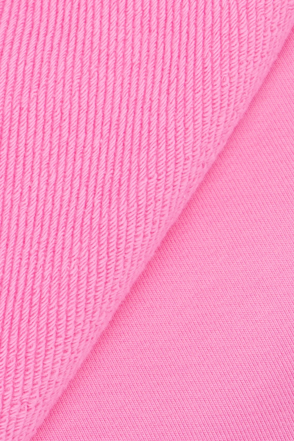 Zbliżenie na miękką dzianinę dresową typu pętelka od wewnątrz różowej bluzy Melanie