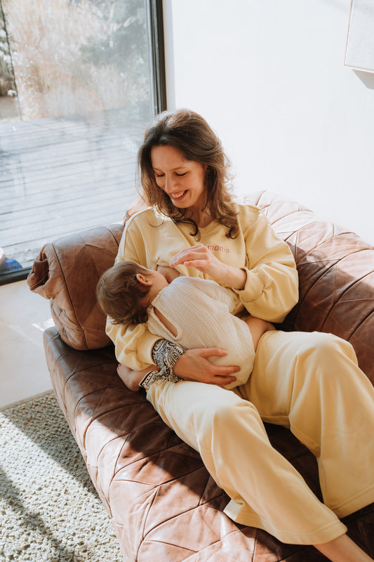 Bananowe spodnie z szeroką nogawką
