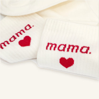 Złożone kremowe skarpetki z prążkowanym ściągaczem i napisem mama. z czerwonym serduszkiem
