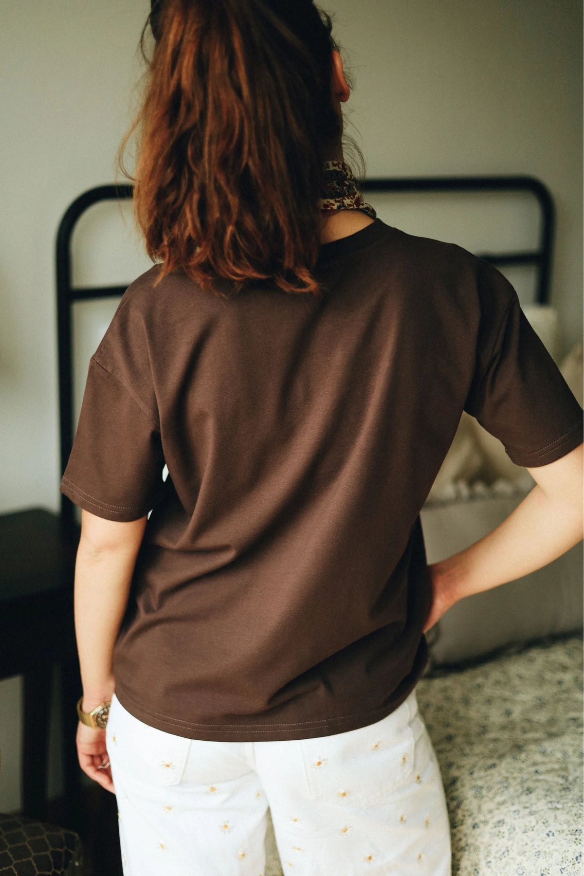 Czekoladowy t-shirt damski Helen z bawełny, widok z tyłu