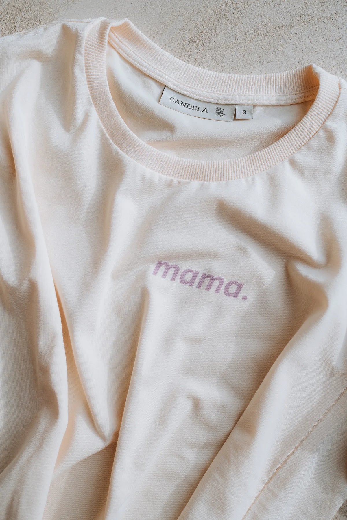 Kremowy t-shirt damski oversize z lawendowym napisem mama. i prążkowanym dekoltem, widok z przodu