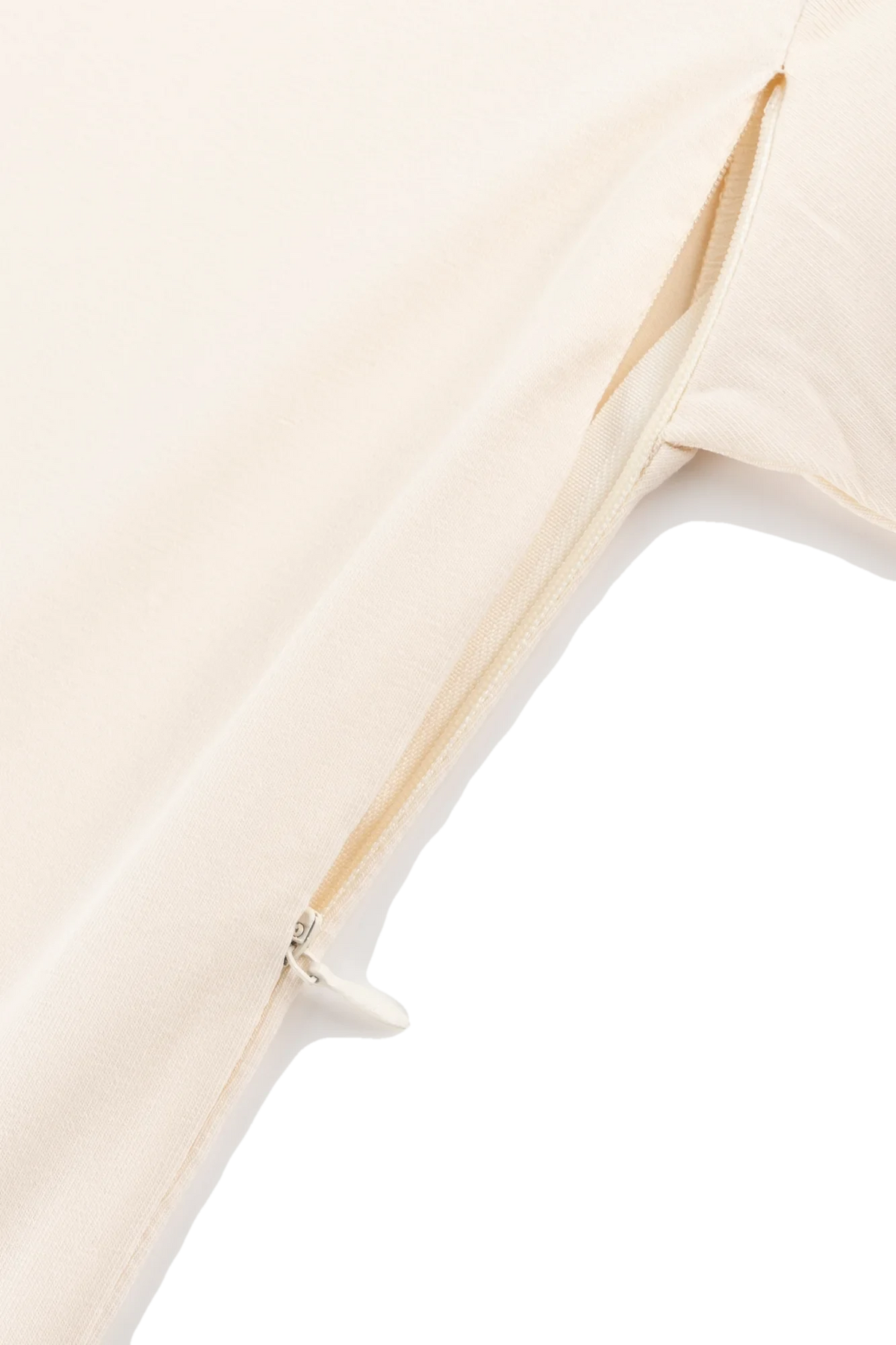 Zbliżenie na ukryty zamek do karmienia w kokosowym t-shircie Helen