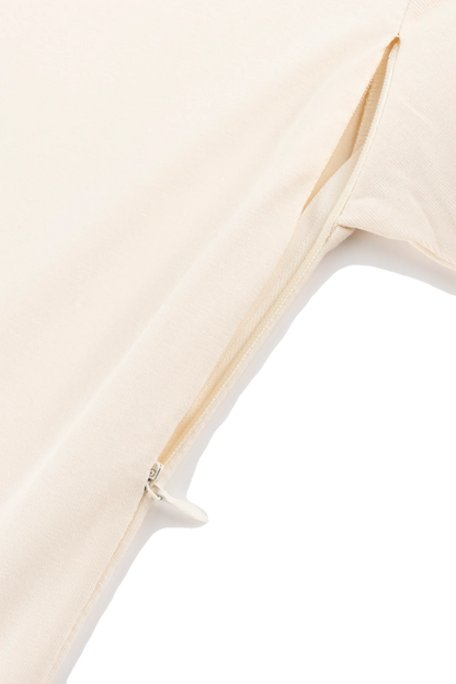 Zbliżenie na ukryty zamek do karmienia w kokosowym t-shircie Helen