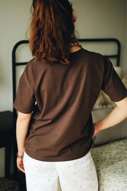 Czekoladowy t-shirt damski do karmienia Helen z bawełny, widok z tyłu